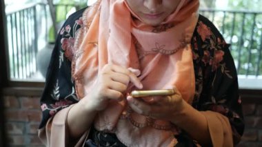  Genç kadınlar ellerinde akıllı telefonlar tutuyorlar. 