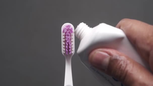 Main tenant brosse à dents avec pâte — Video