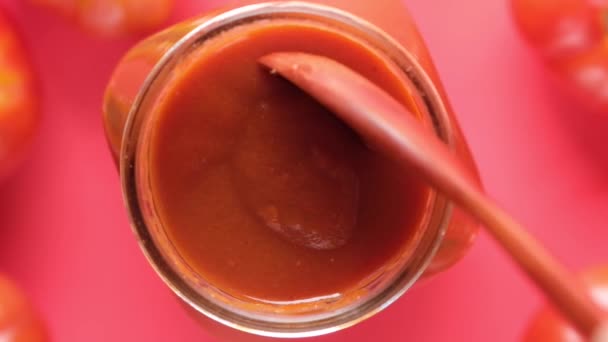Molho de tomate em um pequeno pote com tomate fresco na mesa — Vídeo de Stock