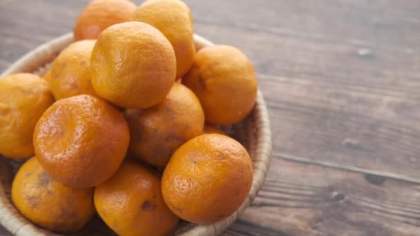 Närbild av skivor av apelsinfrukter i en skål på bordet — Stockvideo