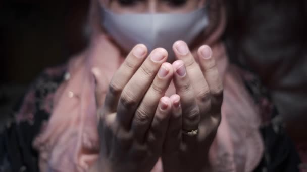 Mulheres muçulmanas com máscara facial rezando à noite — Vídeo de Stock