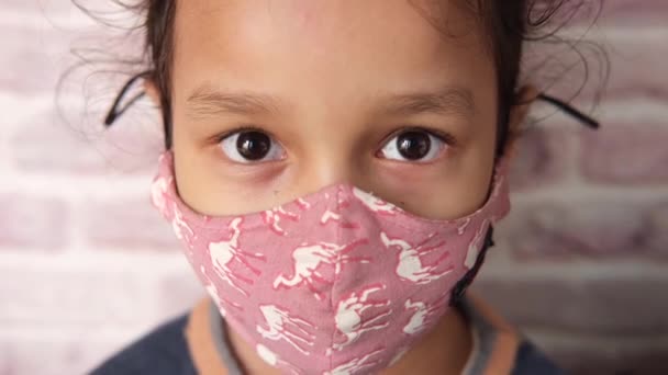 Счастливая девочка в школе зеленая в маске — стоковое видео