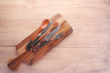 Siyah arka planda ahşap doğrama tahtası 