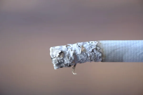 Close-up van brandende sigaret op donkere achtergrond — Stockfoto