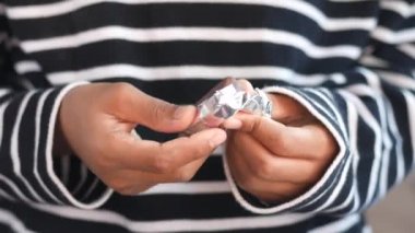 Çocuk çikolata yiyor. 