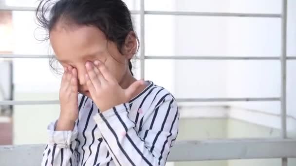Een overstuur kind meisje kijkt naar beneden — Stockvideo