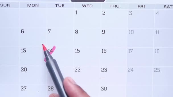Концепция крайнего срока с красной меткой в календарную дату — стоковое видео
