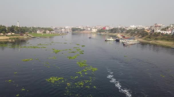 Dhaka Bangladesh 23 juni hög vinkel utsikt över Buriganga floden och båtar — Stockvideo