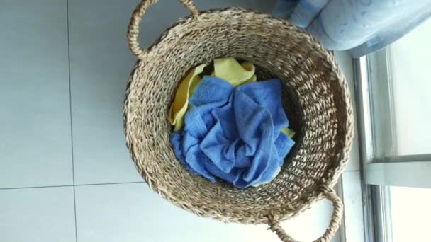 Vista superior de Roupas em cesta no chão — Vídeo de Stock
