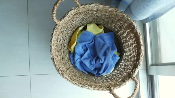 Vue du dessus des vêtements dans le panier sur le sol — Video