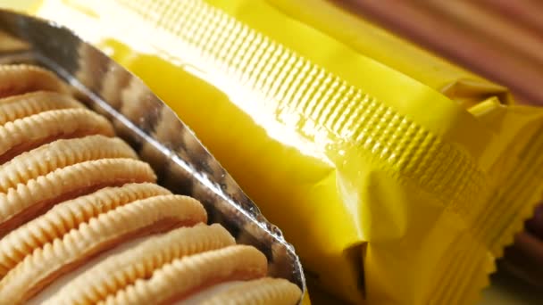 Primer plano de galletas de queso en un empaquetador amarillo en la mesa — Vídeo de stock
