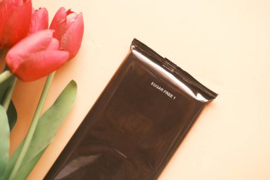 Renk arkaplanına şekersiz koyu çikolata paketi 