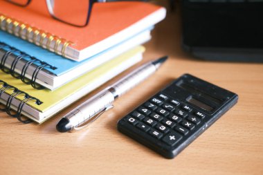 Mavi hesap makinesini kapat ve renk arkaplanı üzerine not al 