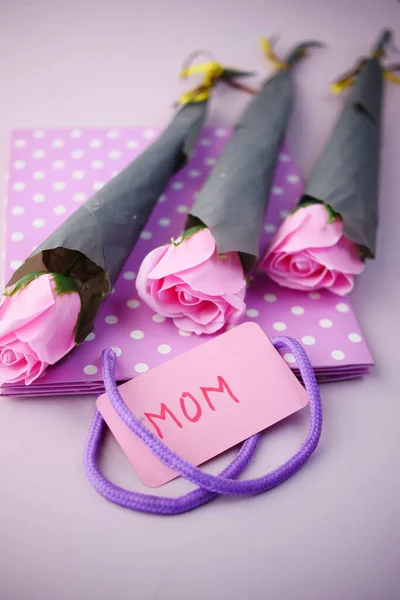 Madre decir concepto con color rosa rosa flor y mamá texto en papel — Foto de Stock