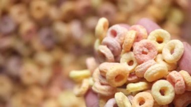  Yavaş çekimde renkli mısır gevrekleri bir kaseye düşüyor. 