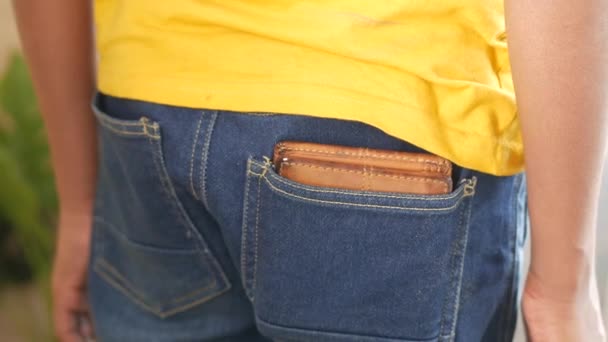 Młody człowiek biorąc portfel z tylnej kieszeni — Wideo stockowe