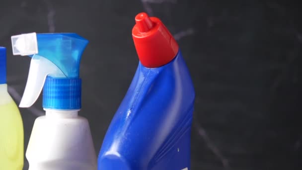 Zbliżenie butelki do czyszczenia na stole — Wideo stockowe