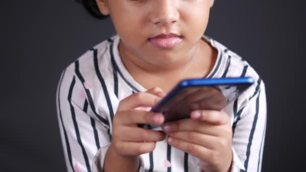 Девочка держит смартфон в руке во время сеанса — стоковое видео