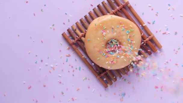 Câmera lenta de deixar cair polvilhas em donuts de chocolate — Vídeo de Stock