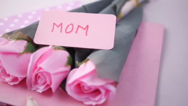 Mãe dizer conceito com cor rosa rosa flor e mãe texto no papel — Vídeo de Stock