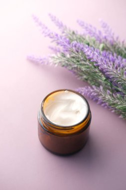 Masadaki kapta bitkisel krem kozmetik.,