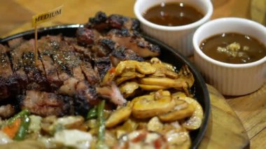 Biftek ve sebze tabağında et. 