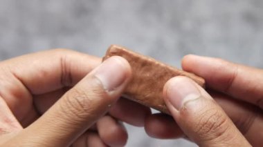 Çikolata yemeye yakın ol. 