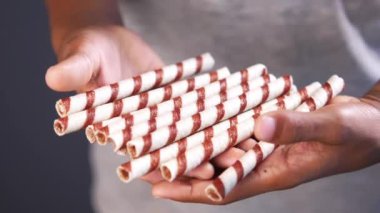  Çikolatalı gofreti yakından tut. 