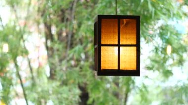 Kopyalama alanı olan parlayan bir lamba 