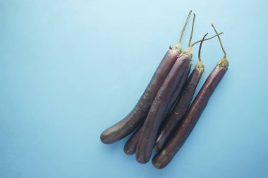 Mavi arkaplandaki patlıcanın üst görünümü 