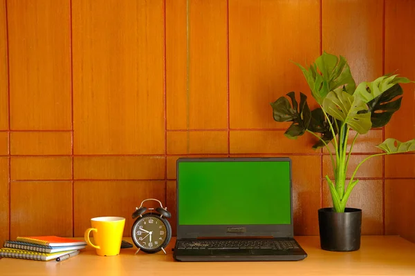 Portátil con pantalla en blanco en el escritorio de la oficina. — Foto de Stock