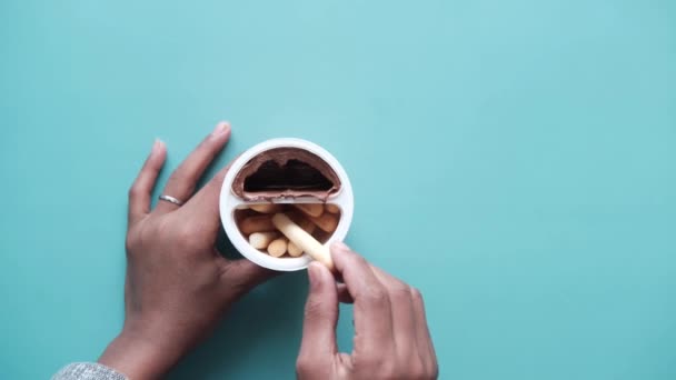 Broodstokje eten met chocoladepasta van boven naar beneden — Stockvideo