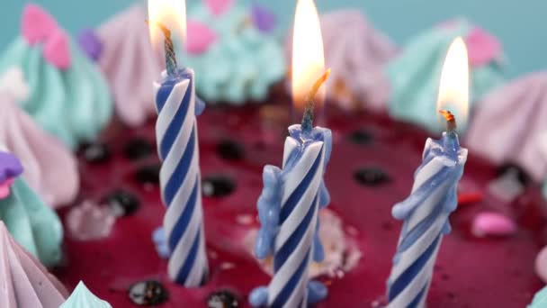 생일 케이크와 색깔 배경에 따른 생일초 — 비디오
