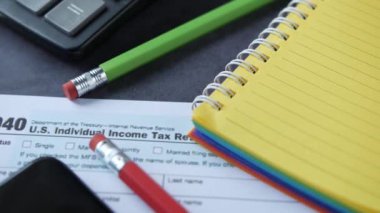 Bir Vergi geri dönüş formunu ve kalemi masaya kapat.