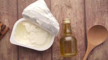 Peynir kremi, ekmek ve yağ dolu bir konteynırda 