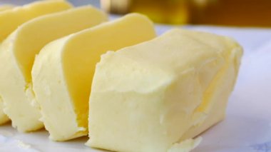 Masadaki kağıtta bir parça tereyağı. 