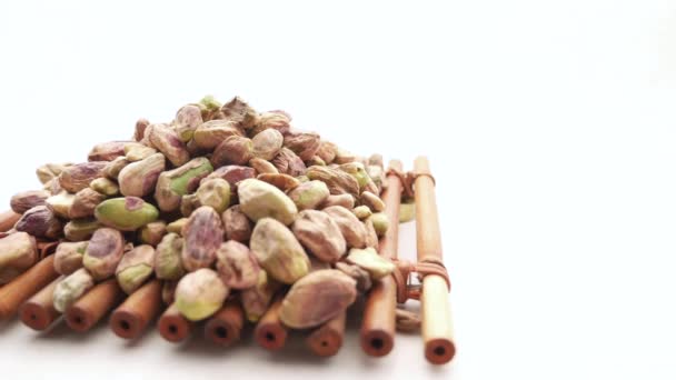 Detalle plano de pistachos naturales aislados en blanco — Vídeos de Stock