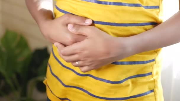 Dítě trpí bolestí břicha zblízka. — Stock video