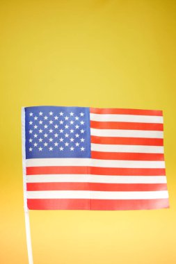 Sarı arka planda Amerikan bayrağı yakın plan 