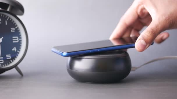 Φόρτιση Smartphone χρησιμοποιώντας το Wireless Charging Pad, κορυφαία προβολή — Αρχείο Βίντεο