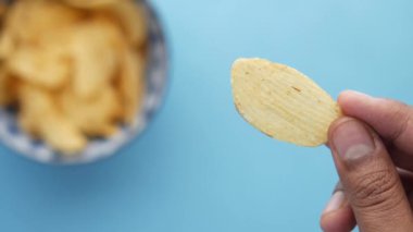 Lezzetli patates cipsi yemek. 