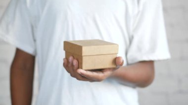 İnsan boş bir hediye kutusu açar. 