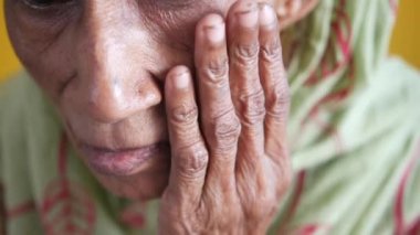 Hassas dişleri olan son sınıf kadınları. 