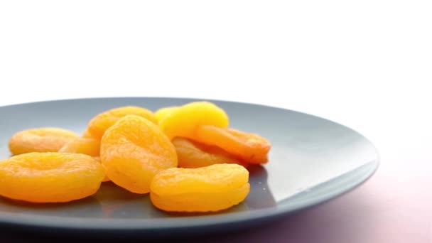 Aprikos frukt hälften på en platta på vit bakgrund — Stockvideo