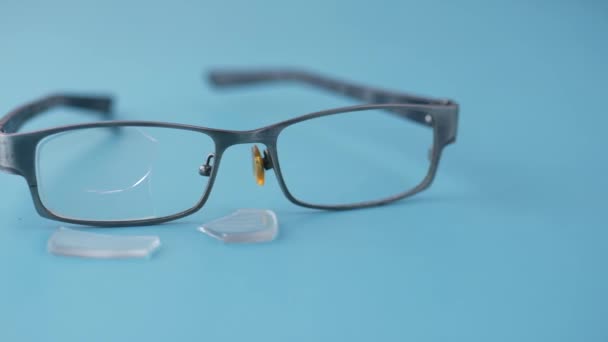 Розбите окуляри на столі з копіювальним простором — стокове відео