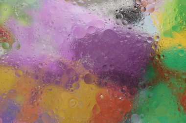 Hareket eden yağ, su ve renk baloncukları 