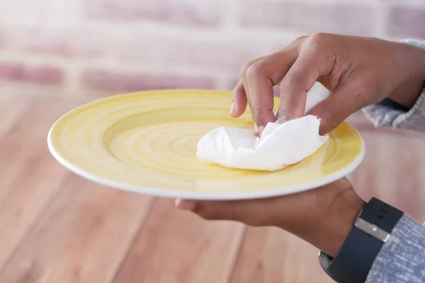 Primo piano del giovane che pulisce il piatto con un panno — Foto Stock