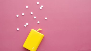 Kırmızı arkaplanda suni tatlandırıcı kabı 