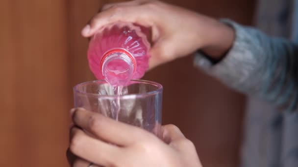 Наливать безалкогольные напитки из бутылки замедленной съемки — стоковое видео
