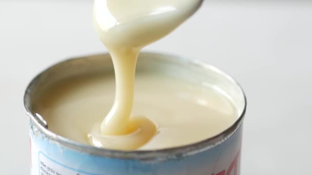 Leche condensada en un recipiente de cerca, — Vídeo de stock